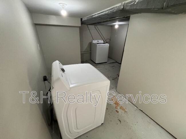 Building Photo - 1633 Finley Ave
