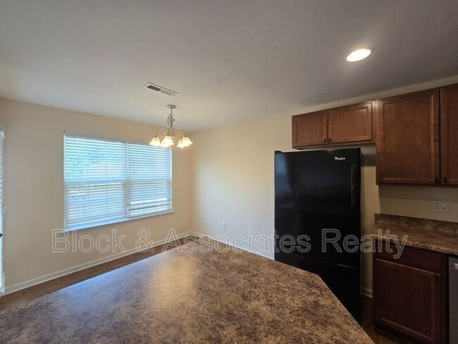 Building Photo - 545 Song Sparrow Ln