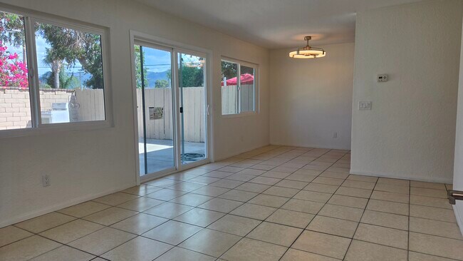Building Photo - 892 Robin Dr