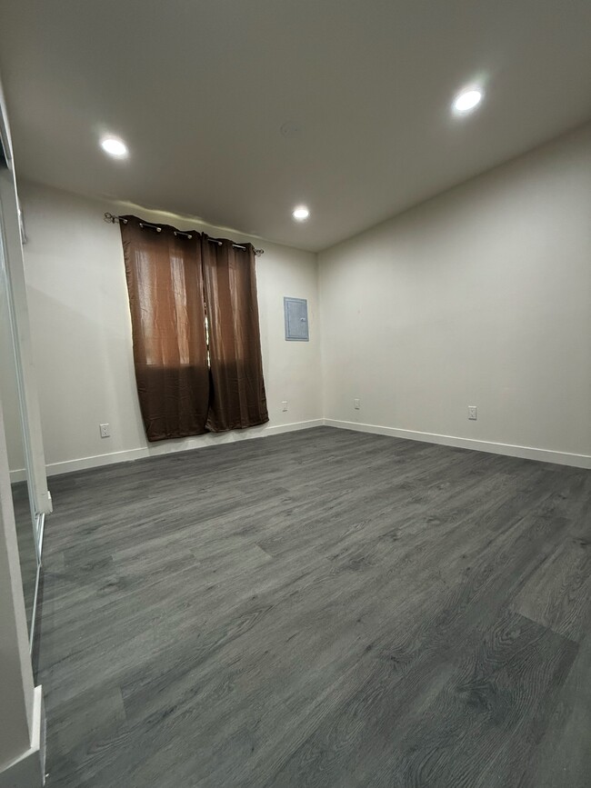 Building Photo - 10696 Walnut St