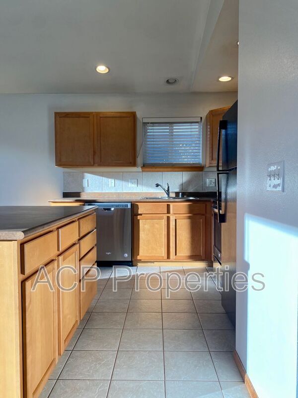 Building Photo - 3233 Racine St