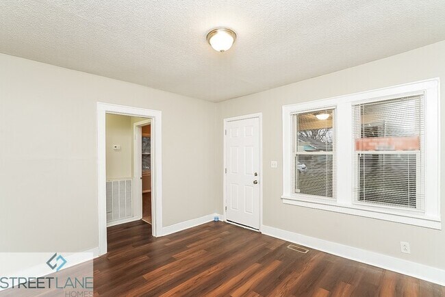 Foto del edificio - REDUCED! - Now offering One Month Free!