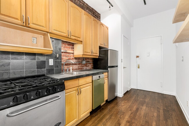 Building Photo - 318 W 15th St