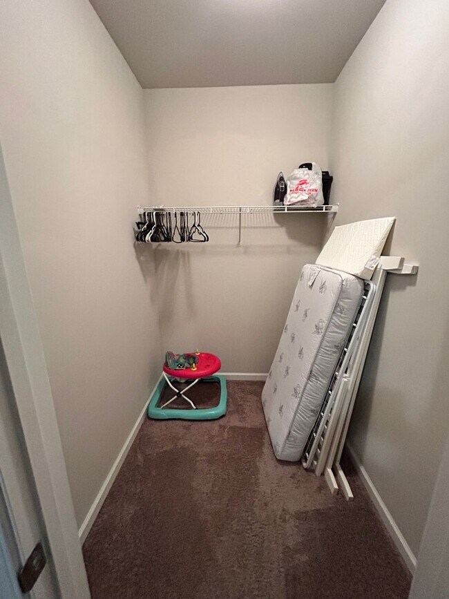 Foto del edificio - Fully Furnished Suite for Rent in Seven Hi...