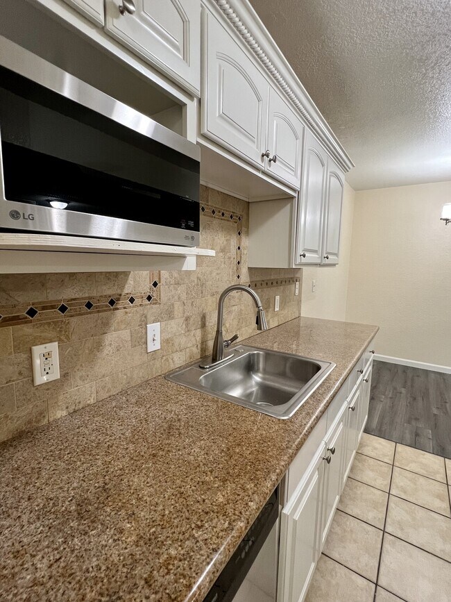 Building Photo - 1225 Lakeview Cir