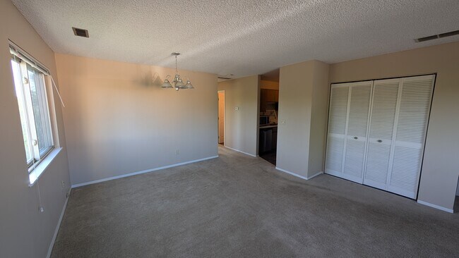 Comedor - 6690 Pahokee Ct