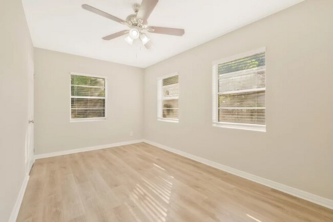Foto del edificio - 4565 Merrimac Ave