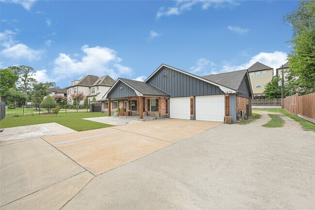 Building Photo - 1613 Wycliffe Dr