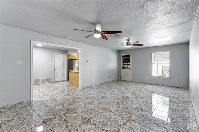 Foto del edificio - 6402 Santos St