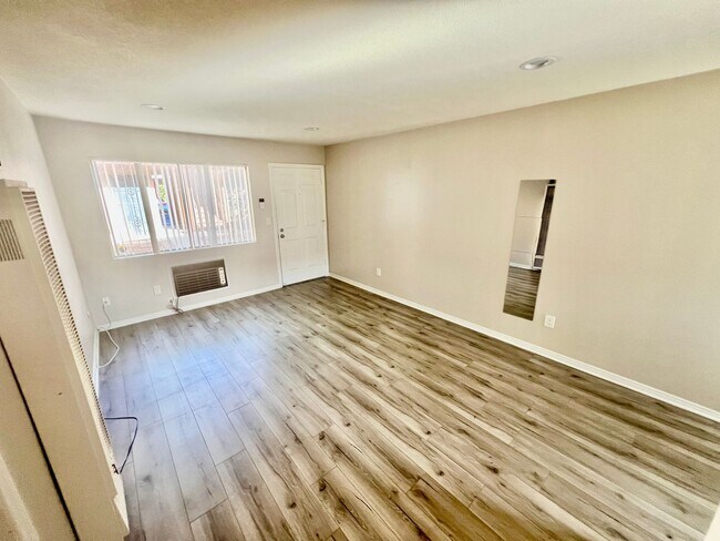 Building Photo - Stunning 1 Bedroom/1 Bath Condo in Lakeside!