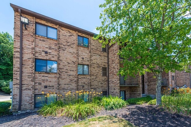 Building Photo - 2 Bedroom Condo Available