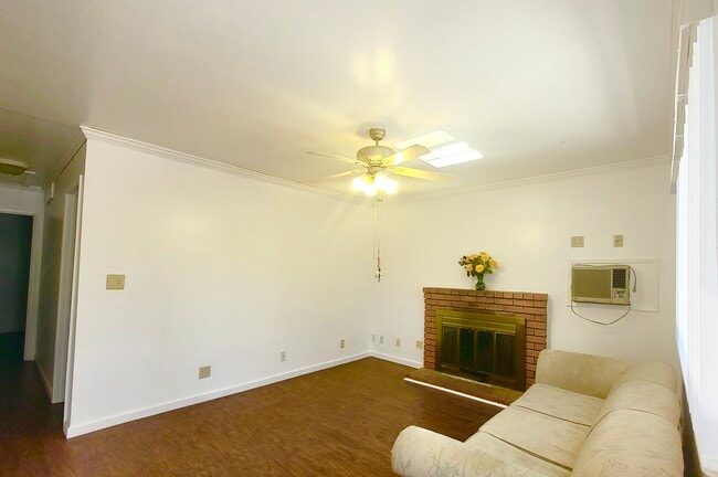 Working fireplace - 1586 Albatross Dr