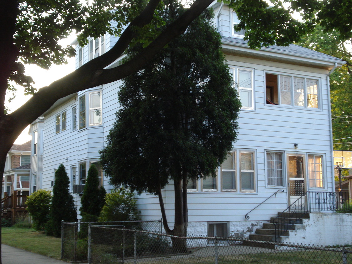 Building Photo - 5720 W Ainslie St