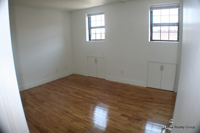 Foto del edificio - 555 Roosevelt Ave