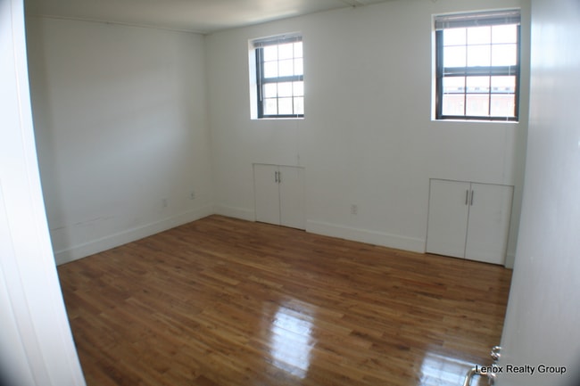 Building Photo - 555 Roosevelt Ave