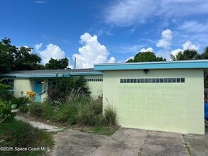 Building Photo - 300 Pelican Dr