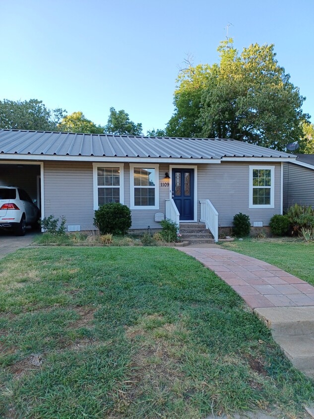 Primary Photo - 1109 W Morgan St