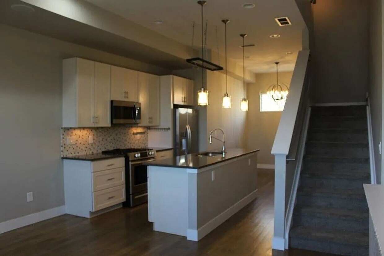 Primary Photo - Modern 2 Bedroom Townhome in Denver