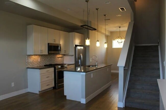 Modern 2 Bedroom Townhome in Denver - Modern 2 Bedroom Townhome in Denver