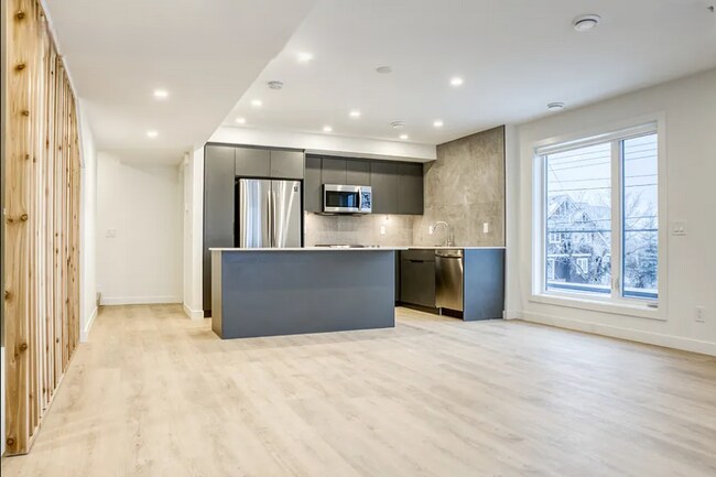 Photo du bâtiment - Modern 3 Bedroom Townhouse in Altadore Com...