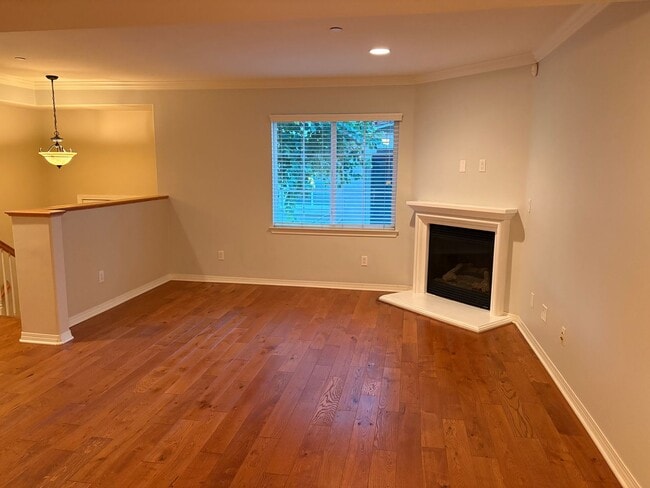 Building Photo - Great Tri-Level Townhome in Coastal Carlsb...