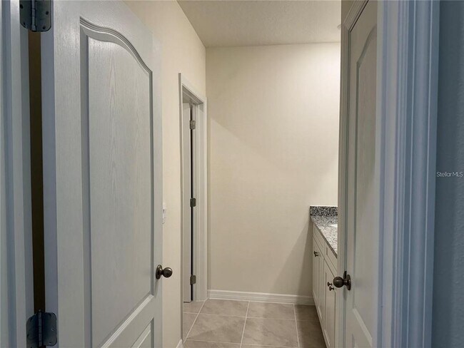 Building Photo - 2572 Tulip Dr