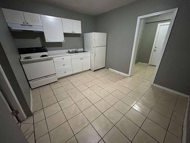 Building Photo - 1120-1122 W Austin St