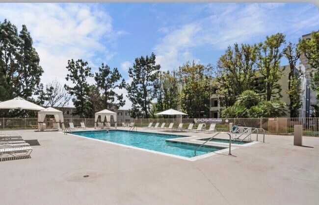 Foto del edificio - 100 S Doheny Dr