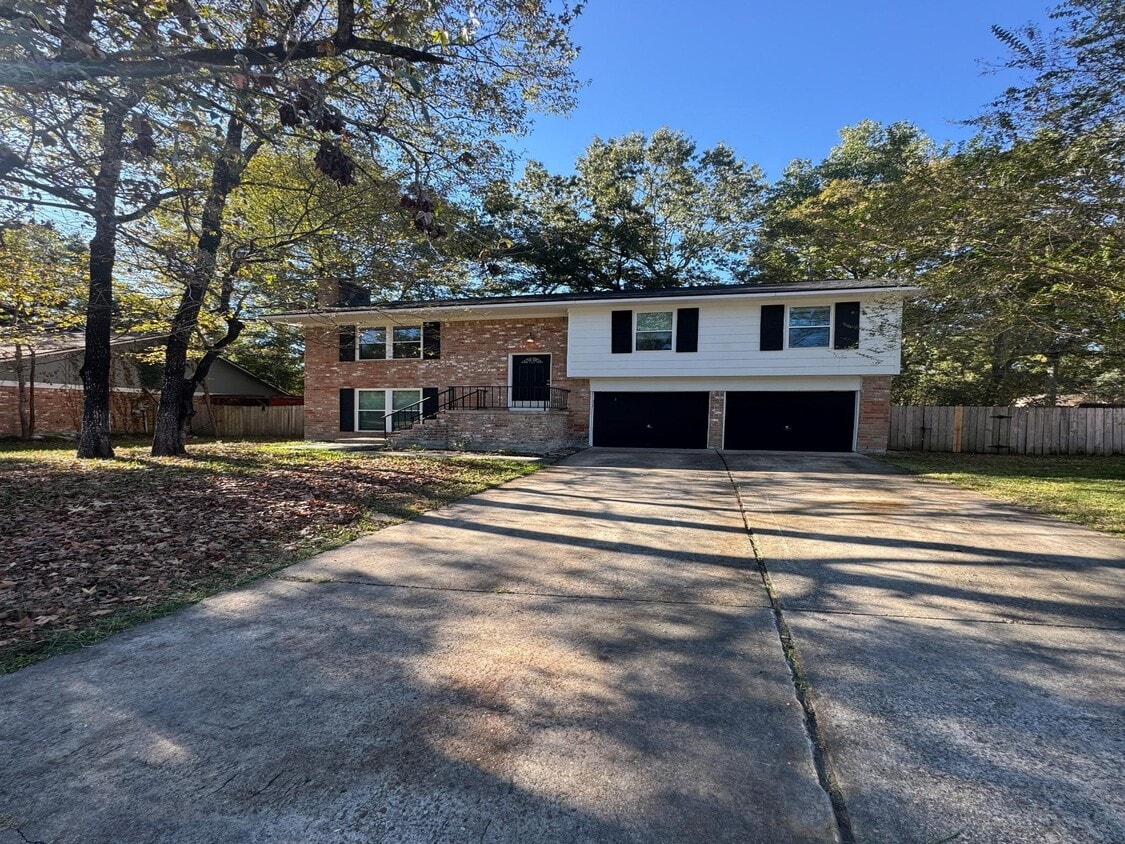 Primary Photo - 2014 Oak Shores Dr