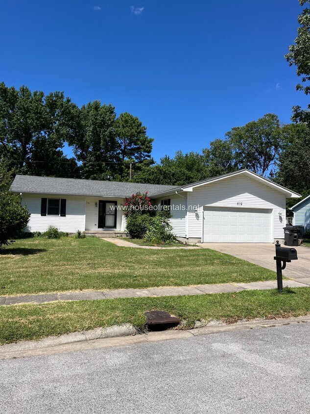 Primary Photo - 619 S Surrey Ln
