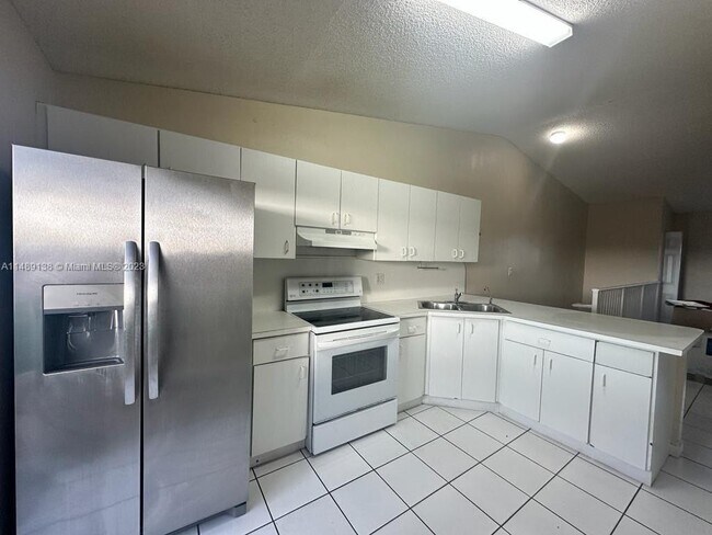 Foto del edificio - 3375 W 76th St