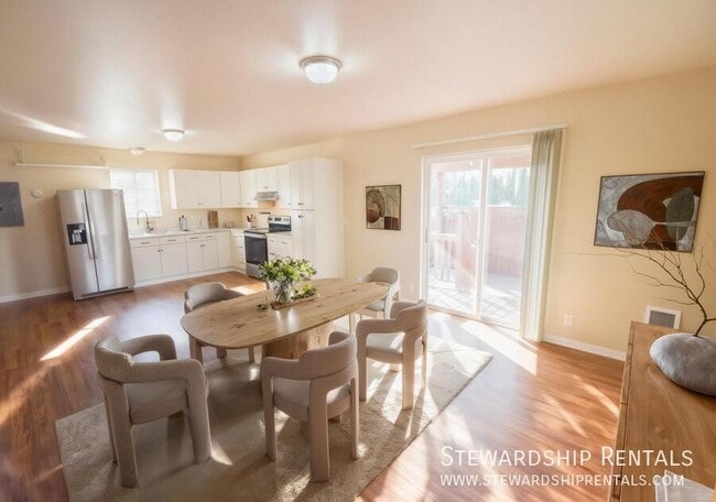 Building Photo - 720 Deal St