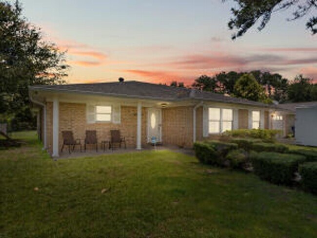 Building Photo - 1018 Meadow Brook Street
