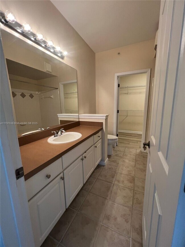 Foto del edificio - 2056 Alta Meadows Ln
