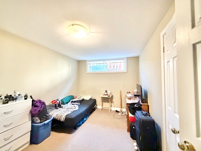 Photo du bâtiment - 6 BED - 2 BATH - LONDON - FULL HOUSE -  STUDENT RENTAL ONLY