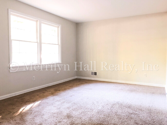 Building Photo - Cute single family home in award winning s...