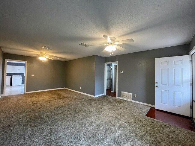 Foto del edificio - Charming 2-Bedroom Single-Family Home – Perfect for Comfort & Convenience!