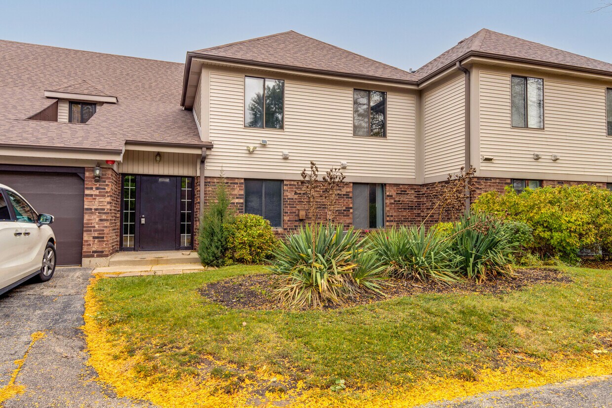 Primary Photo - 820 Waterview Cir