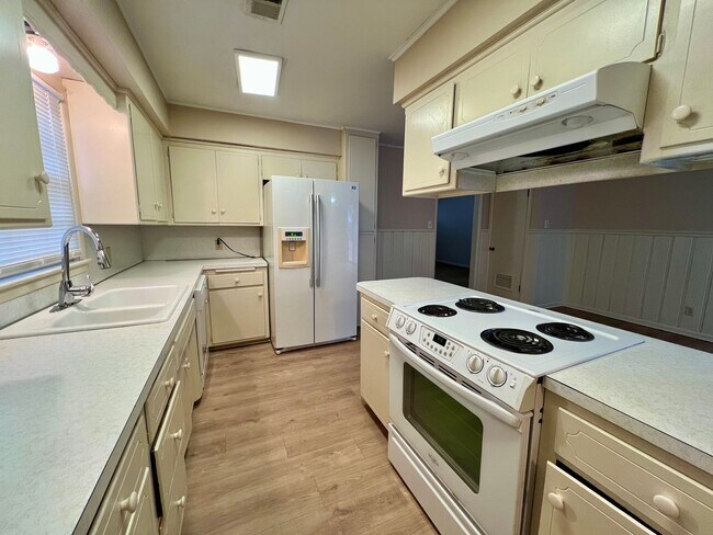Building Photo - 3 Bedroom/2.5 Bathroom Home Available for ...