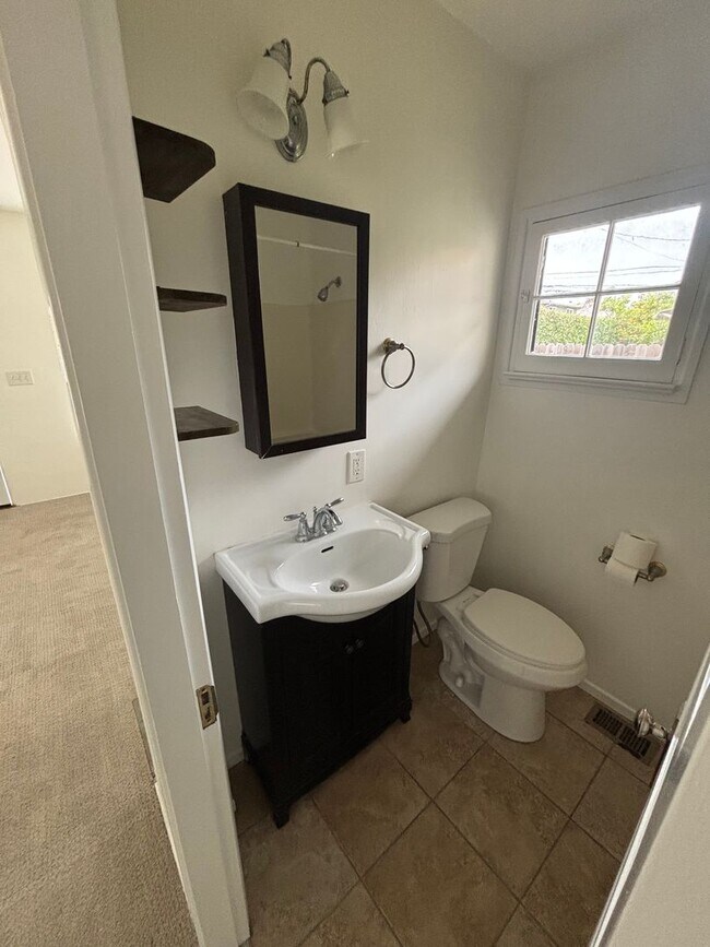 Foto del edificio - Charming One-Bedroom Retreat in Prime Santa Barbara Location