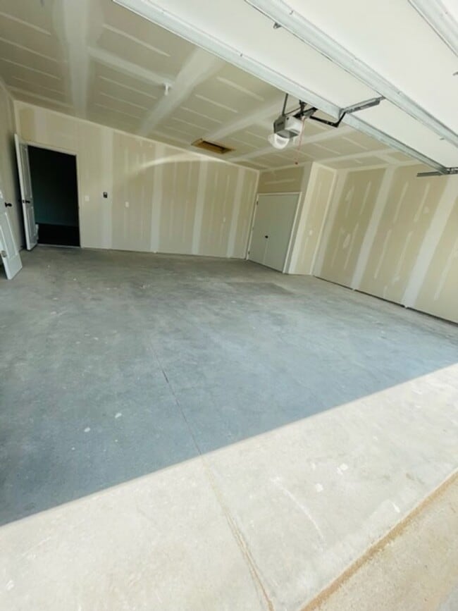 Building Photo - 1638/40 Hickory Creek