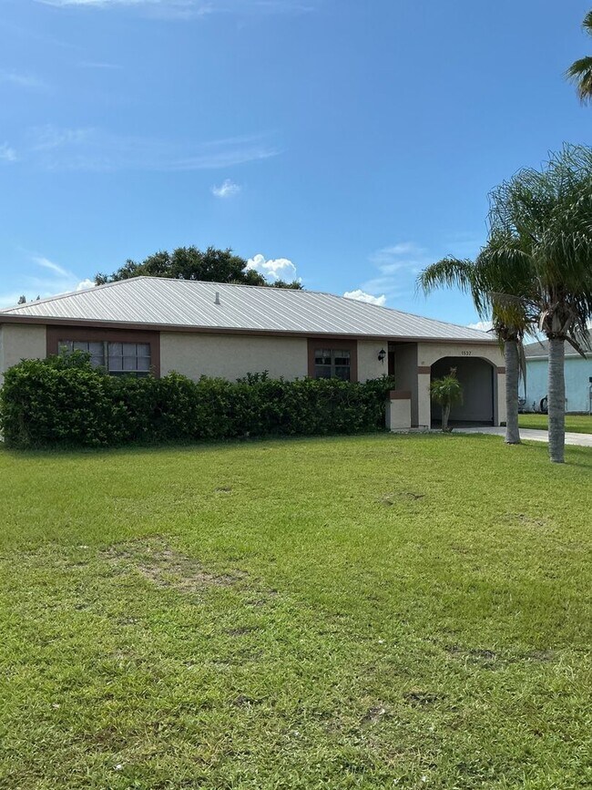 Foto del edificio - 1537 SE Arenson Ln