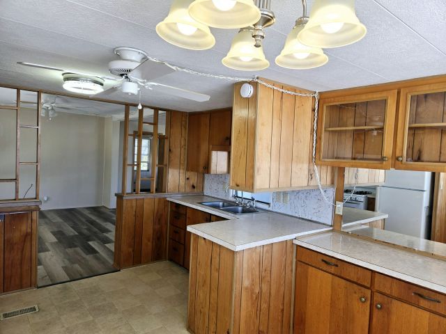 Building Photo - 406 49th Ave Dr W