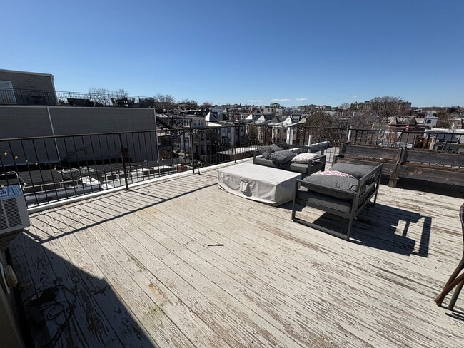 Building Photo - Amazing Top Floor, 2BR, 2BA with Private Rooftop and Garage parking! A Must see!!