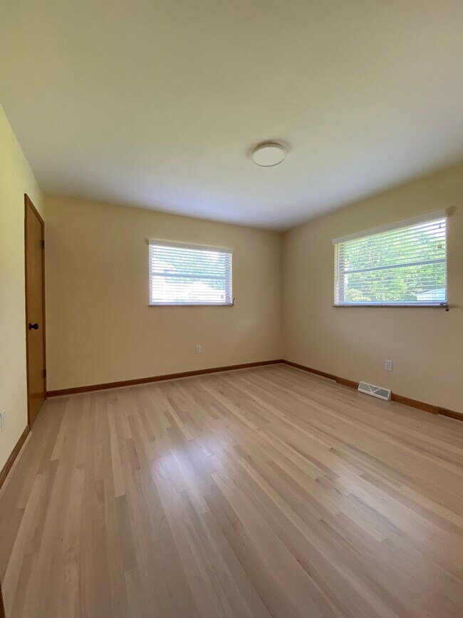 Building Photo - 1518 W Loveland Ave