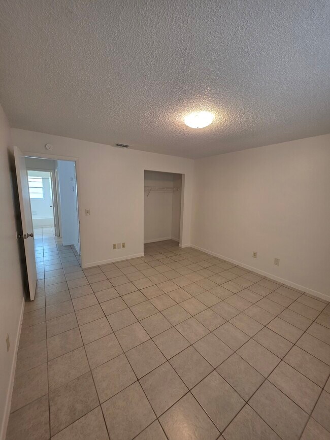 Foto del edificio - 7652 Chase Rd