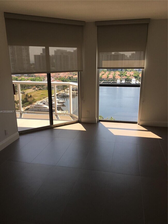 Foto del edificio - 3640 Yacht Club Dr