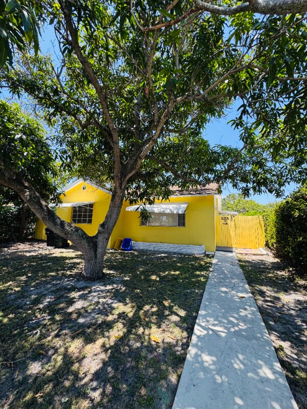 Foto principal - 1215 C St