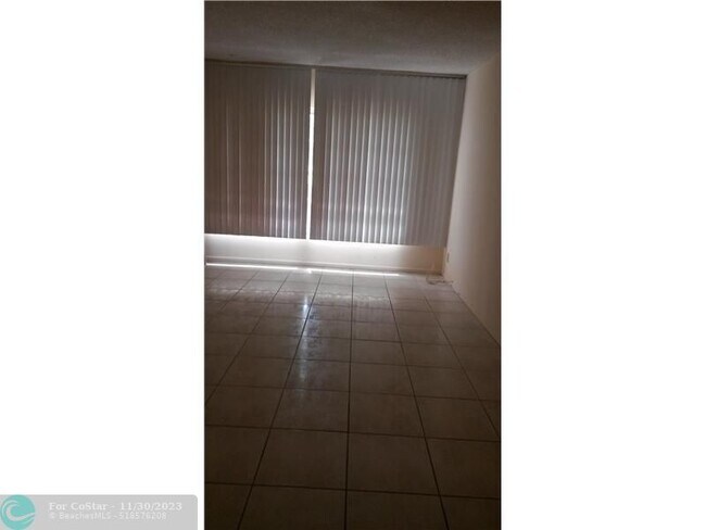 Building Photo - 2850 N Palm Aire Dr