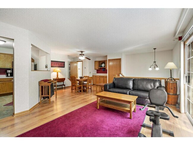 Foto del edificio - Lovely 2BR Plus Townhome with 2-Car Garage...